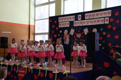 Przedszkolaki z grupy Sówki w odświętnych strojach występują na scenie