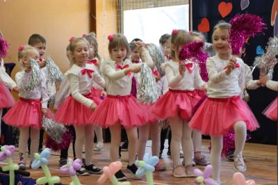 Przedszkolaki z grupy Sówki w odświętnych strojach występują na scenie