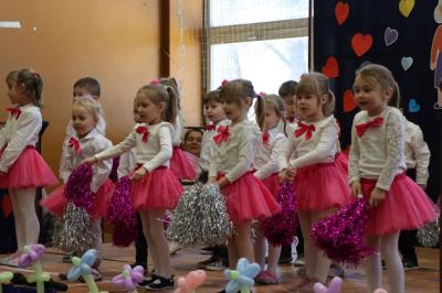 Przedszkolaki z grupy Sówki w odświętnych strojach występują na scenie