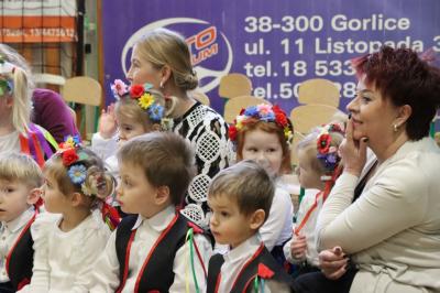 Przedszkolaki z nauczycielką oglądają występ.
