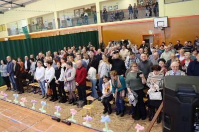 Zdjęcie zebranych gości w hali sportowej