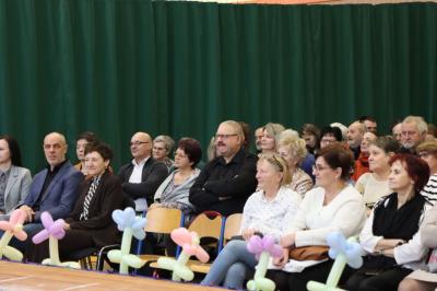 Zdjęcie zebranych gości w hali sportowej