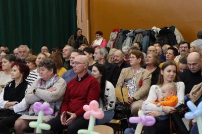 Zdjęcie zebranych gości w hali sportowej