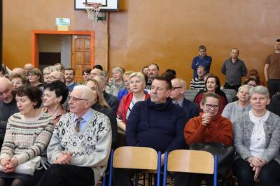 Zdjęcie zebranych gości w hali sportowej