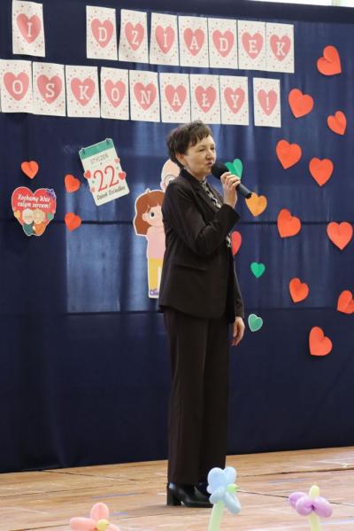 Pani dyrektor przemawia do mikrofonu