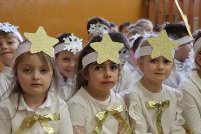 Przedszkolaki z grupy Leśne Duszki pozują do zdjęcia, siedzą obok sceny