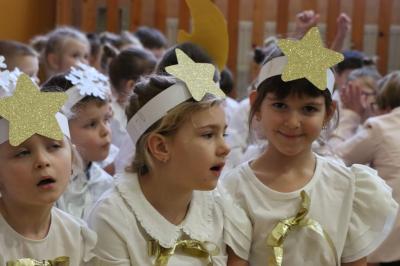 Przedszkolaki z grupy Leśne Duszki pozują do zdjęcia, siedzą obok sceny