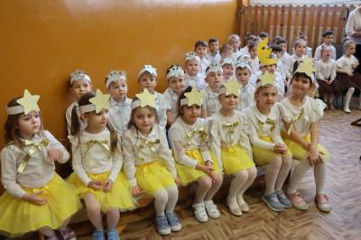 Przedszkolaki z grupy Leśne Duszki pozują do zdjęcia, siedzą obok sceny