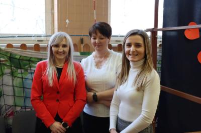 Trzy panie pozują do zdjęcia.