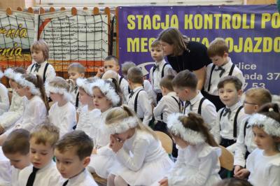 Przedszkolaki z grupy Biedronki pozują do zdjęcia siedząc obok sceny.