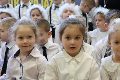 Przedszkolaki z grupy Biedronki pozują do zdjęcia siedząc obok sceny.