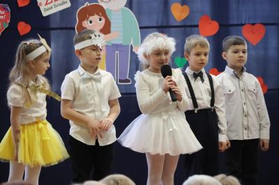 Przedstawiciele grup przedszkolnych witają ze sceny gości mówiąc do mikrofonu.