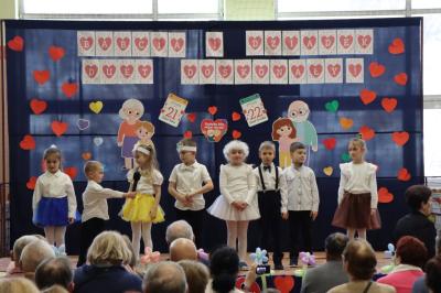 Przedstawiciele grup przedszkolnych witają ze sceny gości mówiąc do mikrofonu.