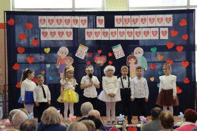 Przedstawiciele grup przedszkolnych witają ze sceny gości mówiąc do mikrofonu.