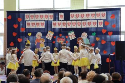 Przedszkolaki z grupy Leśne Duszki wystepują na scenie