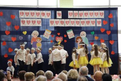 Przedszkolaki z grupy Leśne Duszki wystepują na scenie