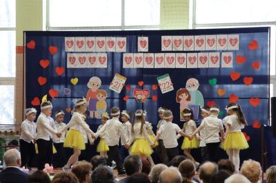 Przedszkolaki z grupy Leśne Duszki wystepują na scenie