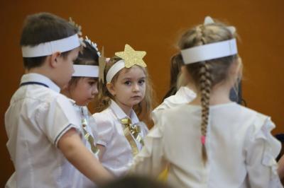 Przedszkolaki z grupy Leśne Duszki wystepują na scenie