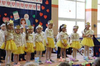 Przedszkolaki z grupy Leśne Duszki wystepują na scenie