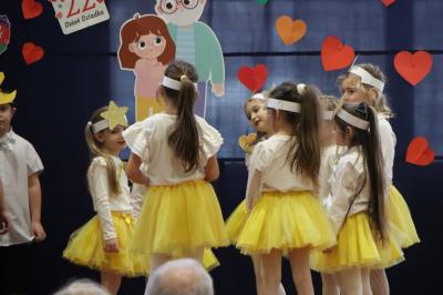 Przedszkolaki z grupy Leśne Duszki wystepują na scenie