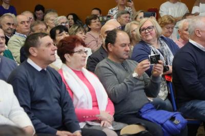 Zdjęcie widowni w hali sportowej