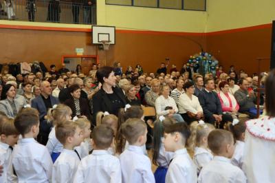 Zdjęcie widowni w hali sportowej