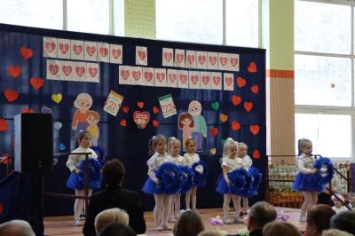 Przedszkolaki z grupy Biedronki występują na scenie w biało-niebieskich strojach