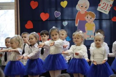 Przedszkolaki z grupy Biedronki występują na scenie w biało-niebieskich strojach