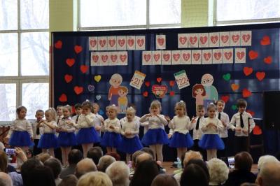 Przedszkolaki z grupy Biedronki występują na scenie w biało-niebieskich strojach