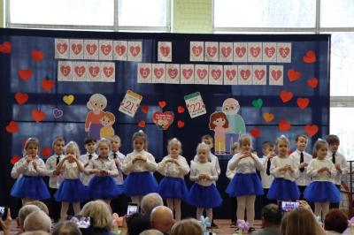 Przedszkolaki z grupy Biedronki występują na scenie w biało-niebieskich strojach