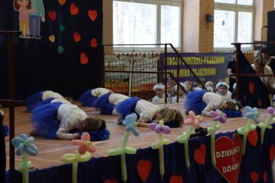 Przedszkolaki z grupy Biedronki występują na scenie w biało-niebieskich strojach