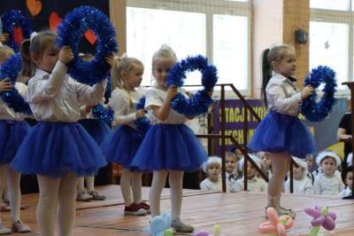Przedszkolaki z grupy Biedronki występują na scenie w biało-niebieskich strojach