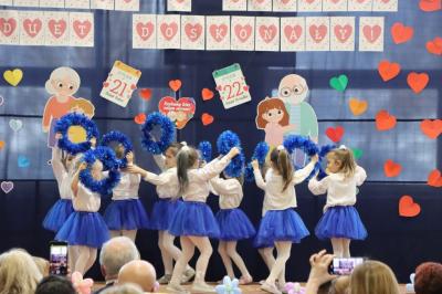 Przedszkolaki z grupy Biedronki występują na scenie w biało-niebieskich strojach