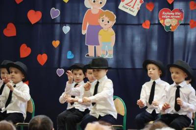 Przedszkolaki z grupy Biedronki występują na scenie w biało-niebieskich strojach