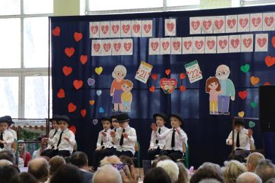 Przedszkolaki z grupy Biedronki występują na scenie w biało-niebieskich strojach