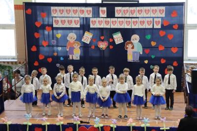 Przedszkolaki z grupy Biedronki występują na scenie w biało-niebieskich strojach