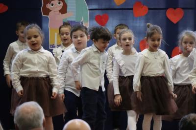 Przedszkolaki z grupy Pszczółki występują na scenie w biało-brązowych strojach