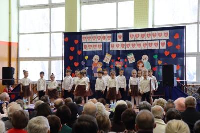 Przedszkolaki z grupy Pszczółki występują na scenie w biało-brązowych strojach