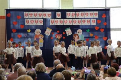 Przedszkolaki z grupy Pszczółki występują na scenie w biało-brązowych strojach