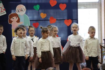 Przedszkolaki z grupy Pszczółki występują na scenie w biało-brązowych strojach