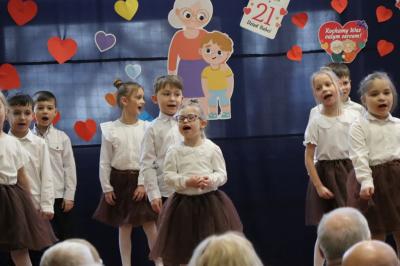 Przedszkolaki z grupy Pszczółki występują na scenie w biało-brązowych strojach