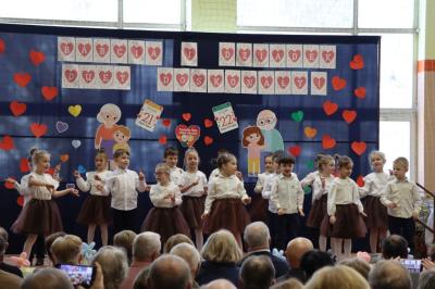 Przedszkolaki z grupy Pszczółki występują na scenie w biało-brązowych strojach