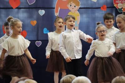 Przedszkolaki z grupy Pszczółki występują na scenie w biało-brązowych strojach