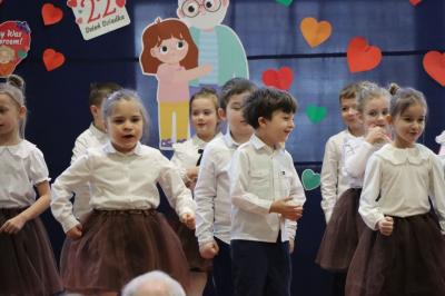 Przedszkolaki z grupy Pszczółki występują na scenie w biało-brązowych strojach