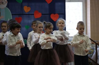 Przedszkolaki z grupy Pszczółki występują na scenie w biało-brązowych strojach