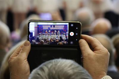 Zbliżenie na telefon nagrywajacy występ.