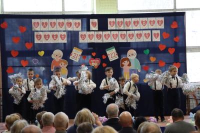 Przedszkolaki z grupy Skrzaty występują na scenie w białych strojach