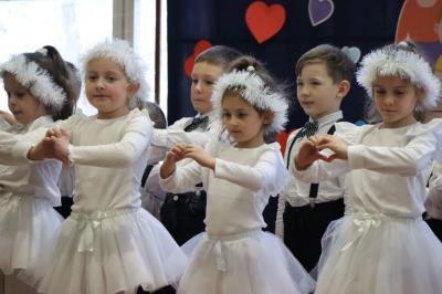 Przedszkolaki z grupy Skrzaty występują na scenie w białych strojach