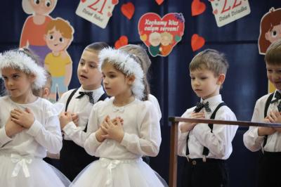 Przedszkolaki z grupy Skrzaty występują na scenie w białych strojach