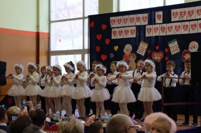 Przedszkolaki z grupy Skrzaty występują na scenie w białych strojach